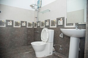 Suite de lujo, vistas al patio | Baño | Ducha, toallas, jabón y champú