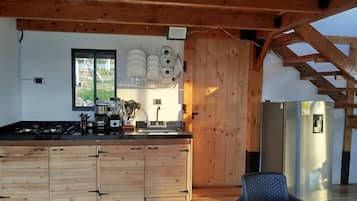 Fridge, stovetop, dishwasher, coffee/tea maker