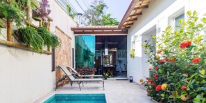 Una piscina cubierta, una piscina al aire libre