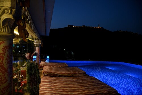 Satoria Villa-Fort view rooms with Infinity Pool.