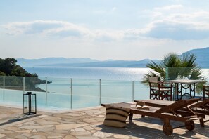 Seasonal outdoor pool, pool umbrellas, sun loungers - Arte Pefki Beachfront Suites (Rhodes)