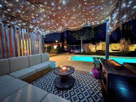 Terrace/patio. Chambre Cabanon de plage au coeur du Var, swimming pool and jacuzzi