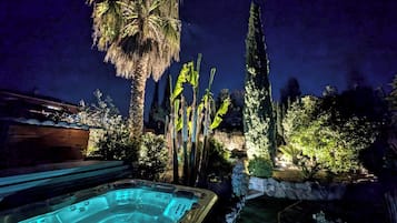 Bañera de hidromasaje al aire libre