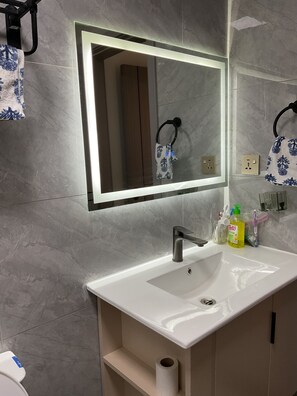 Douche, sèche-cheveux, serviettes fournies, savon