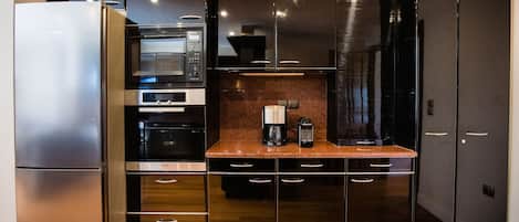Refrigerador, microondas, horno y parrilla de estufa