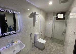 Shower, hair dryer, towels - Rest Inn (Madinah)