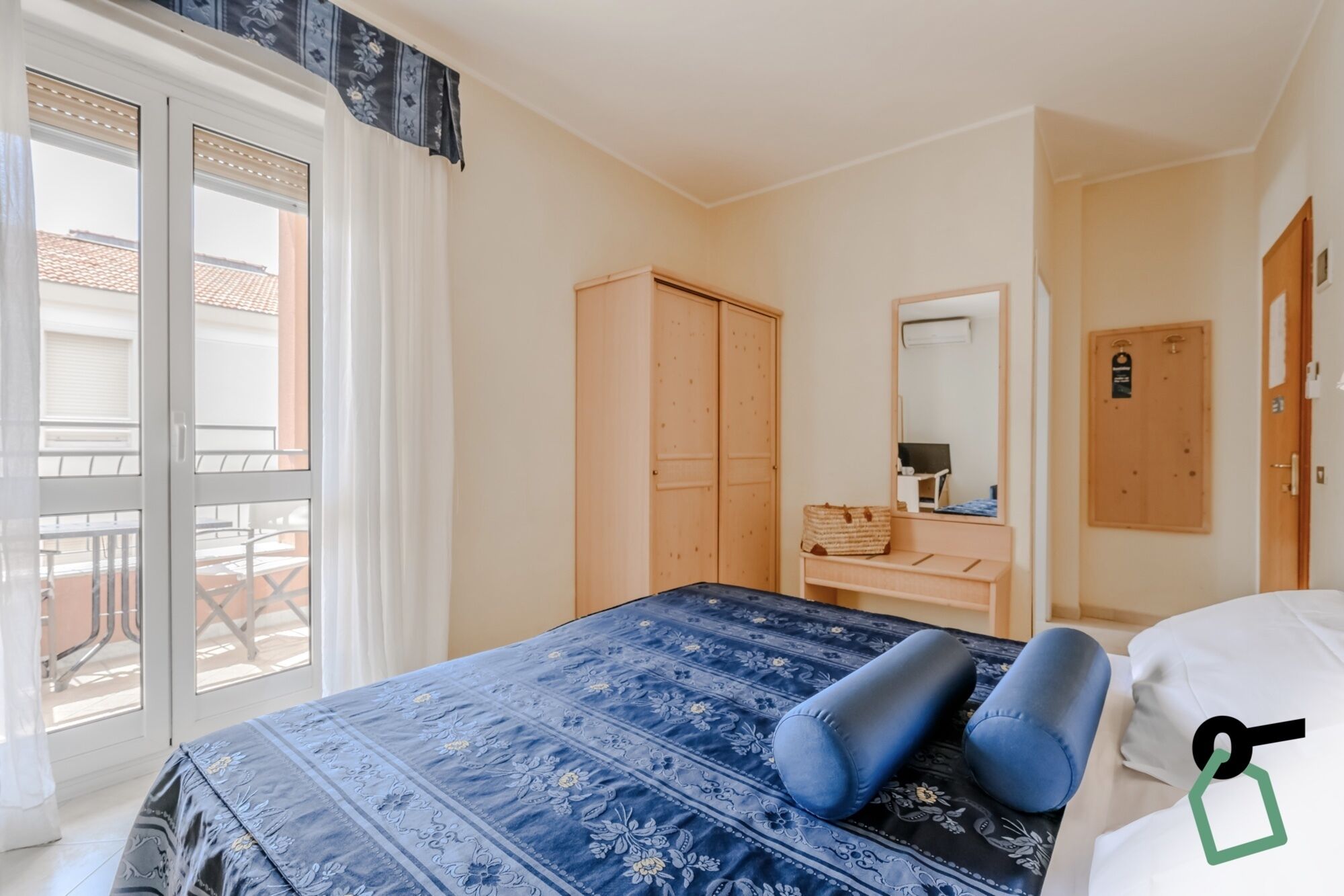 Quarto quádruplo superior | Frigobar, cofres nos quartos, Wi-Fi de cortesia, roupa de cama