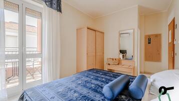 Quarto quádruplo superior | Frigobar, cofres nos quartos, Wi-Fi de cortesia, roupa de cama