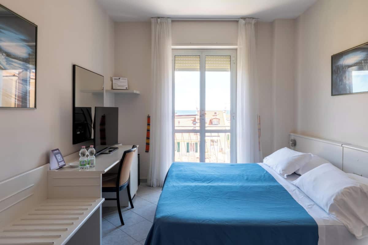 Superior Double Room, Sea View | Minibar, in-room safe, WiFi (free), bed sheets