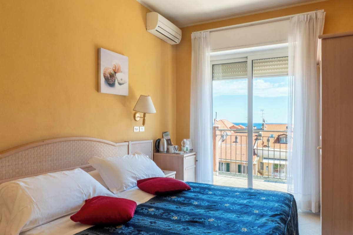 Minibar, caja de seguridad en la habitación, wifi gratis y ropa de cama
