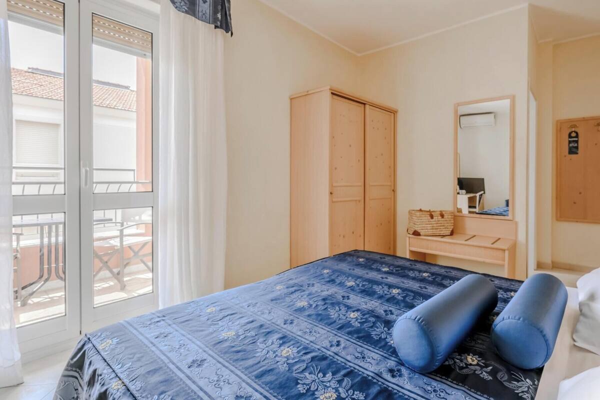 Minibar, in-room safe, WiFi (free), bed sheets