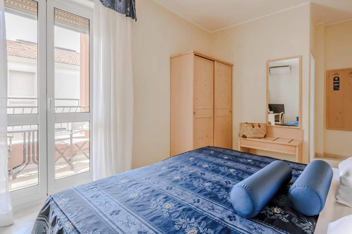Minibar, in-room safe, WiFi (free), bed sheets