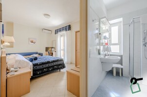 Quarto quádruplo superior | Frigobar, cofres nos quartos, Wi-Fi de cortesia, roupa de cama