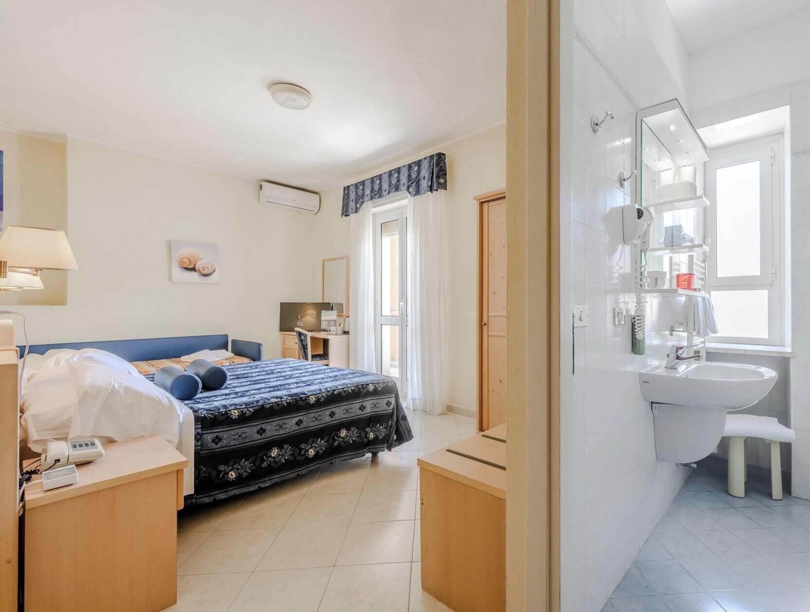 Minibar, caja de seguridad en la habitación, wifi gratis y ropa de cama 