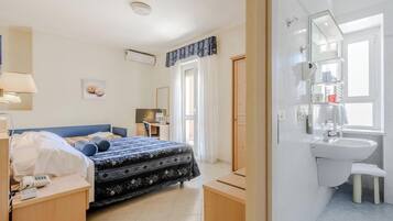 Minibar, caja de seguridad en la habitación, wifi gratis y ropa de cama