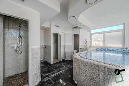 Bañera de hidromasaje cubierta