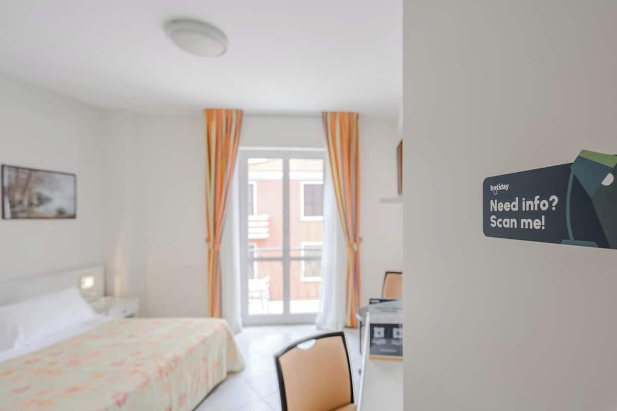 Minibar, in-room safe, WiFi (free), bed sheets