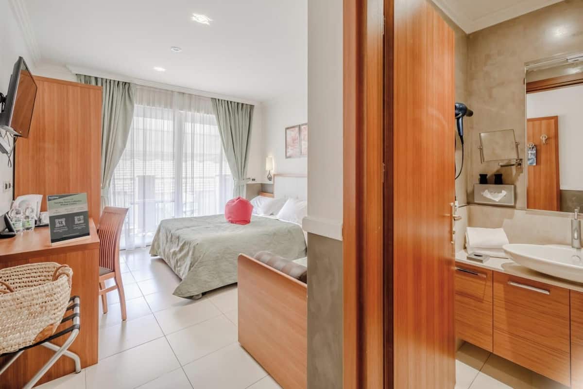 Minibar, in-room safe, WiFi (free), bed sheets