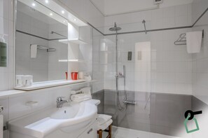 Family Room | Bathroom - Hotiday Room Collection - Alassio Centro (Alassio)