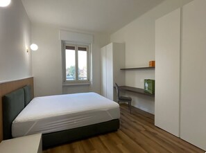 1 dormitori, planxa i posts de planxar, wifi i roba de llit