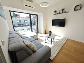 Smart TV - Charming Apartment with AC, Balcony and Parking in lovely Prague (Prague)