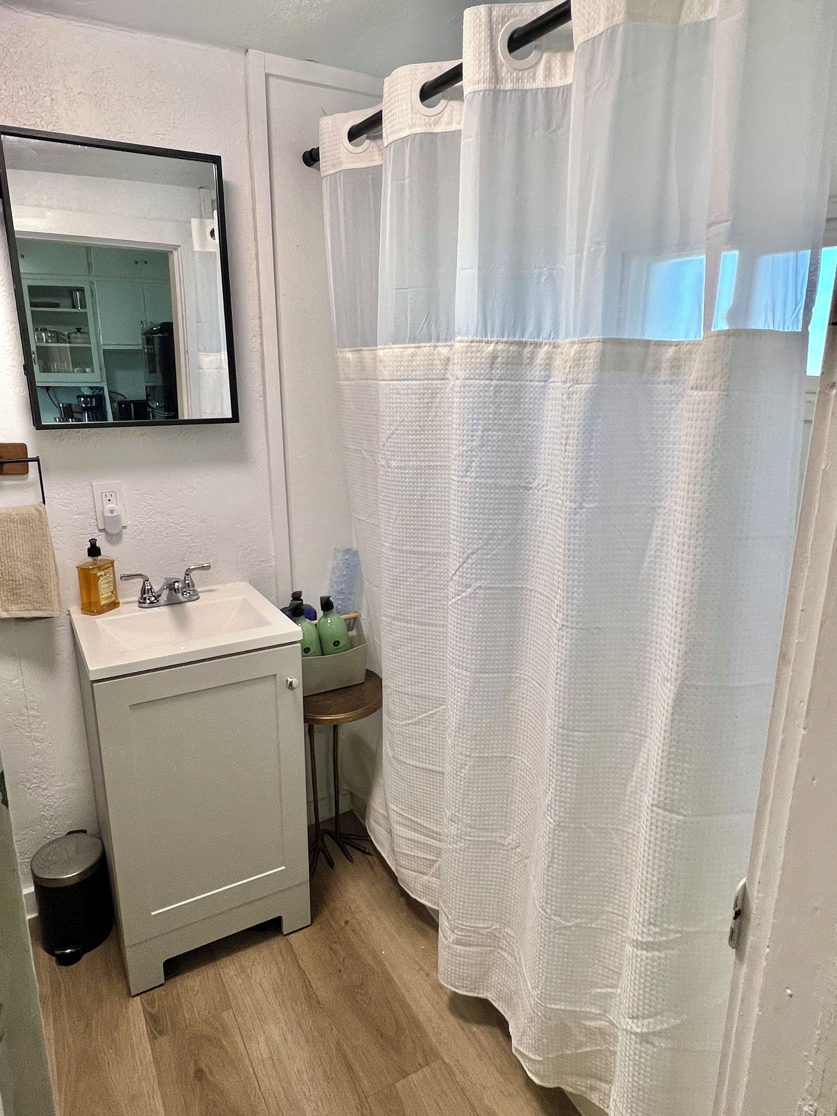 Secador de pelo, toallas, jabón y champú