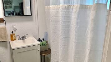 Secador de pelo, toallas, jabón y champú