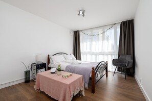 2 bedrooms, iron/ironing board, internet, bed sheets
