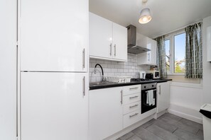 Kühlschrank, Mikrowelle, Ofen, Wasserkocher mit Kaffee-/Teezubehör