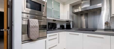 Kühlschrank, Mikrowelle, Ofen, Geschirrspüler