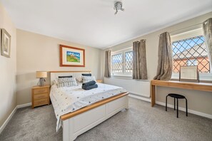 3 Schlafzimmer, Schreibtisch, Bügeleisen/Bügelbrett, Reisekinderbett