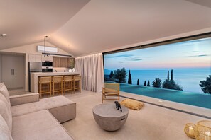 Superior villa | Woonkamer | Een 50-inch smart-tv met satellietzenders