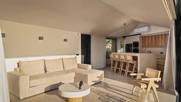 Superior Villa, Private Pool & Sea View | Area keluarga | Smart TV 50-inci dengan saluran TV satelit