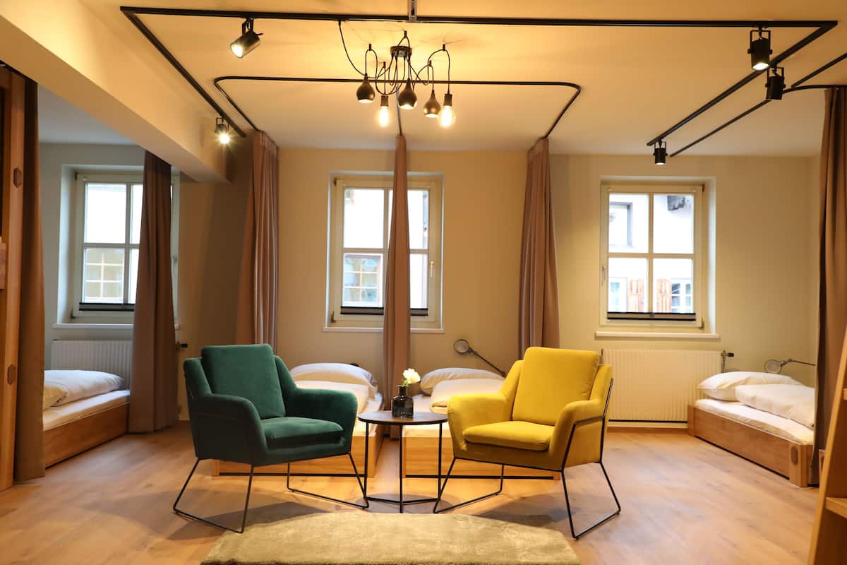 Gemeinsamer Comfort-Schlafsaal, Gemischter Schlafsaal, Stadtblick | Zimmersafe, Verdunkelungsvorhänge, Bügeleisen/Bügelbrett