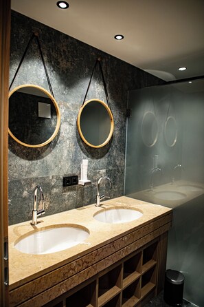 Ντουζιέρα, πιστολάκι μαλλιών, Σαπούνι, Σαμπουάν