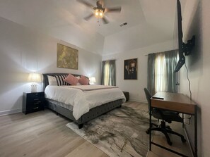 5 soverom, safe på rommet, skrivebord og strykejern/-brett