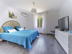 3 bedrooms, desk, iron/ironing board, travel cot - Havre de Paix avec Vue Mer et Montagnes - Dream vacation on the Côte d'Azur (Antibes)