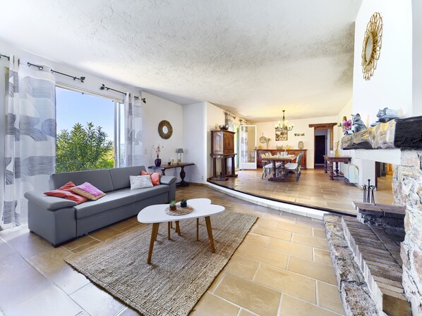 Smart TV, fireplace