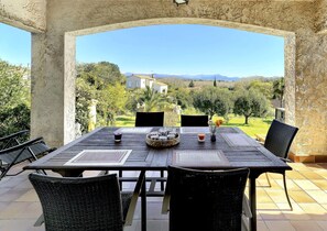 Outdoor dining - Havre de Paix avec Vue Mer et Montagnes - Dream vacation on the Côte d'Azur (Antibes)
