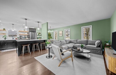 Walk to downtown St. Charles: Hot Tub, 4K TV Surround Sound, Espresso, Fire pit!