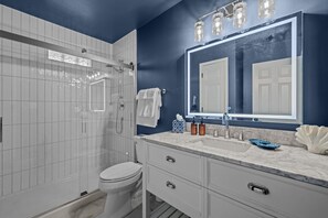 Douche, sèche-cheveux, serviettes fournies, papier toilette