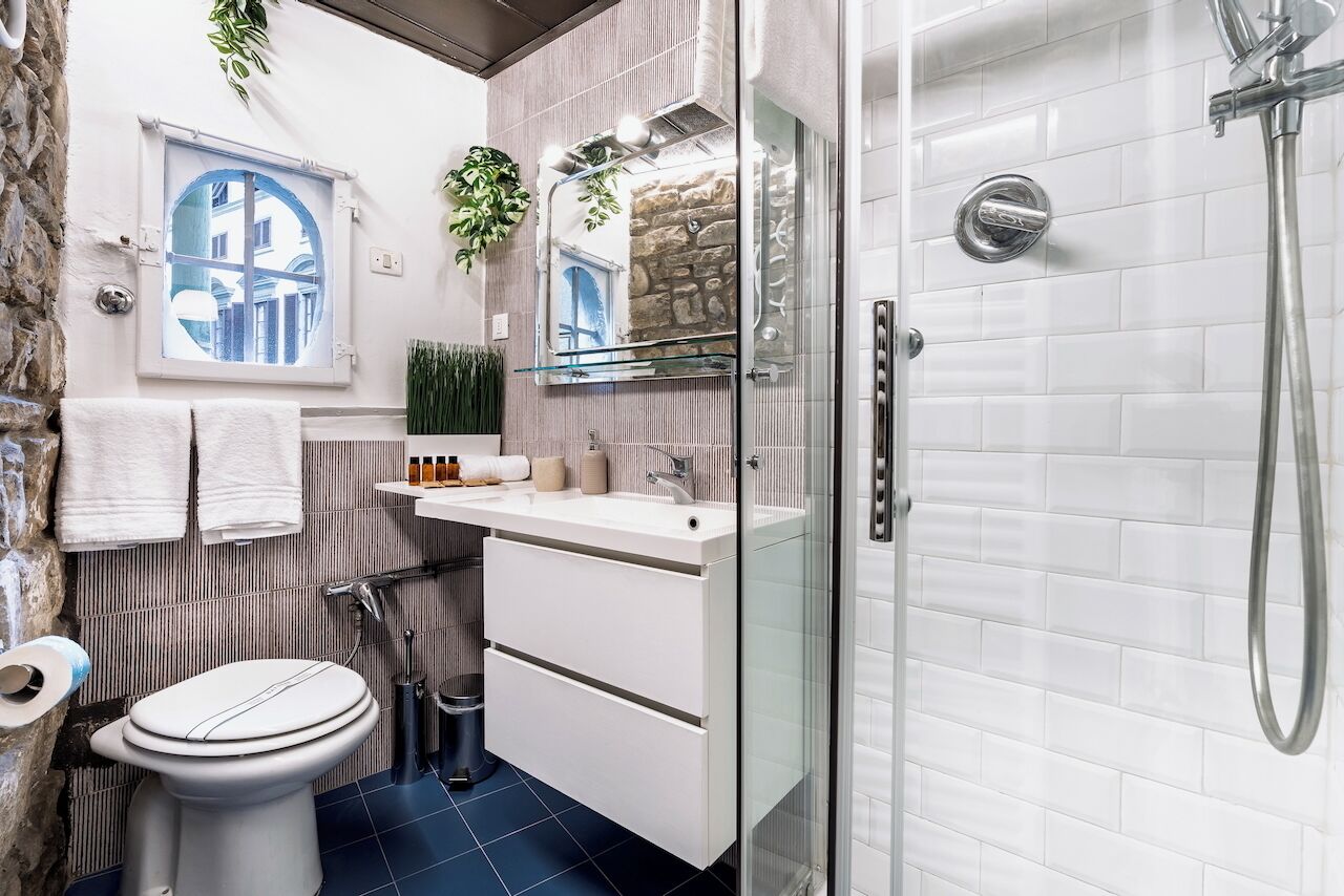 Een douche, een haardroger, handdoeken