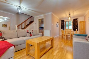 TV, books - Pass the Keys | Spacious Modern Home near River Cam | Free Parking (Cambridge)