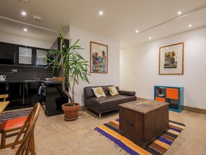TV, books - Pass the Keys | Stylish Flat - 20 Mins from Central London (London)