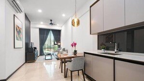Una cocina moderna con comedor, un amplio ventanal y un ventilador de techo.
