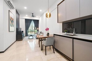 Suite familiar, 2 habitaciones, vista a la ciudad | Cocina privada | Refrigerador, microondas, horno y lavavajillas 