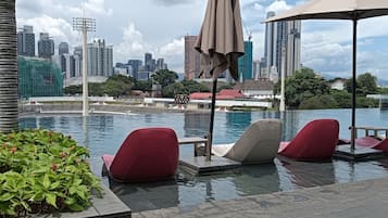 Hồ bơi trong nhà, dù/ô trên bãi biển/hồ bơi, ghế dài tắm nắng