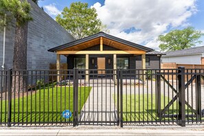 Exterior - NEW -Remodeled- Modern- King Bed- Downtown-Near Cargo District (Wilmington)