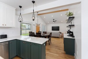 Interior - NEW -Remodeled- Modern- King Bed- Downtown-Near Cargo District (Wilmington)