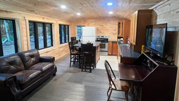 Interior - Charming 1-bedroom house with WiFi, Fireplace, Wooded Walking Trails (Rumford)